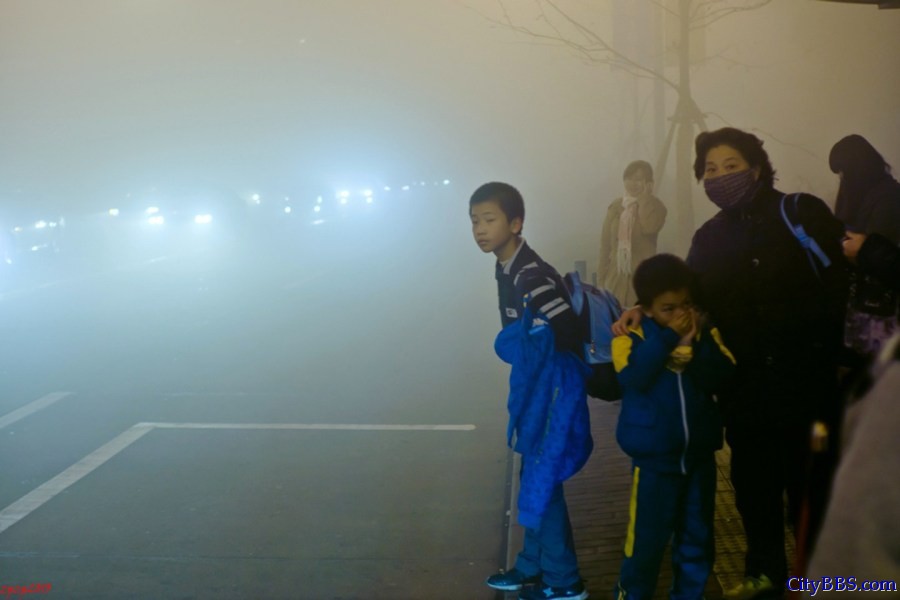 上海夜晚雾霾加重PM2.5数值接近500 魔都变雾都