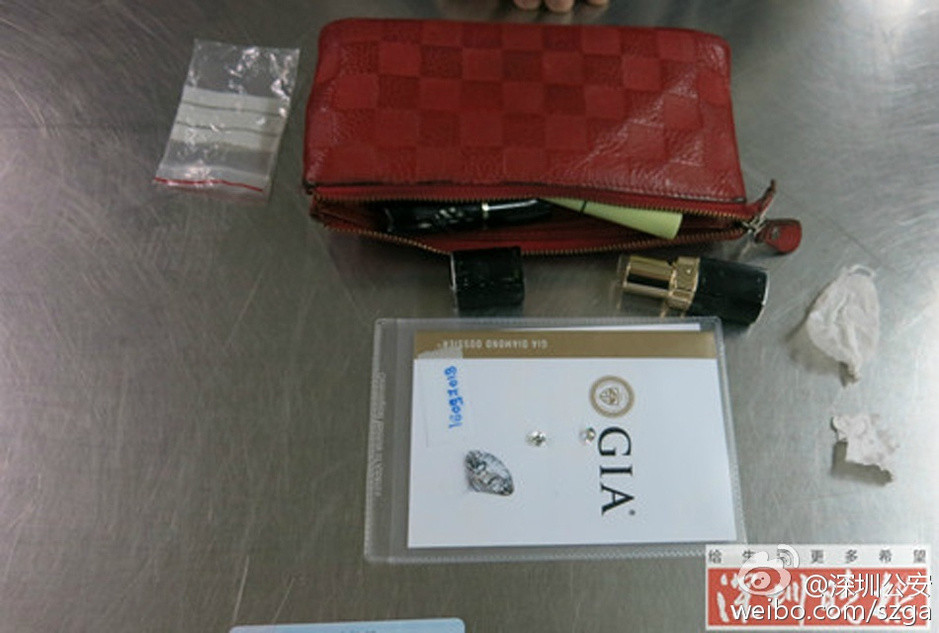 旅客行李箱拉杆内夹藏424克拉钻石过关被查