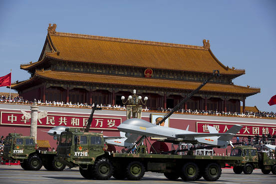 中国的翼龙无人机出现在2015年的阅兵队伍中