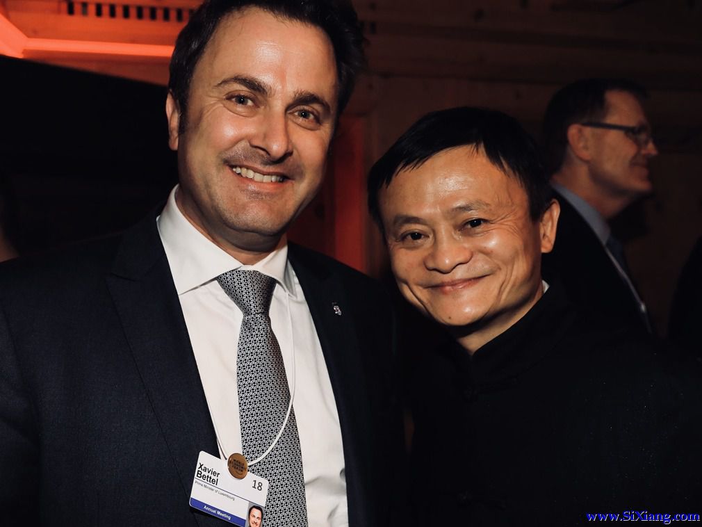 马云（左二）与卢森堡首相泽维尔·贝特（Xavier Bettel，左一）合影