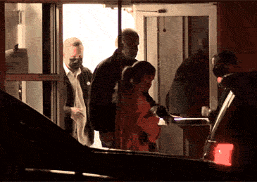 拜登突然摔倒骨折2.gif