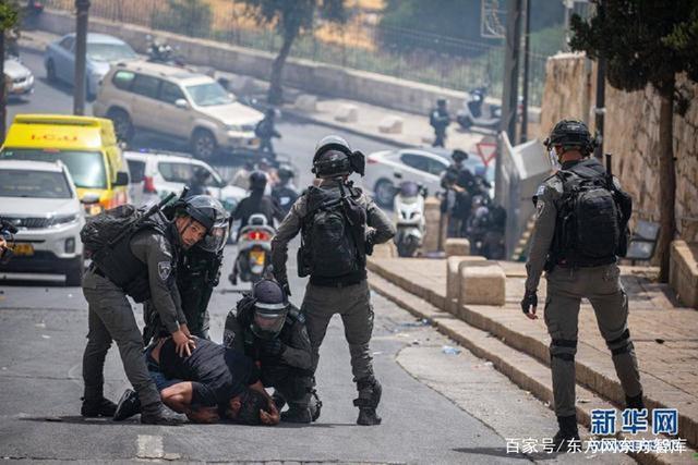以色列警察逮捕一名巴勒斯坦示威者