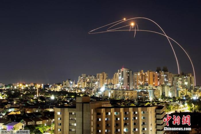 以色列“铁穹”防空系统拦截从加沙地带向以色列阿什凯隆发射的火箭弹
