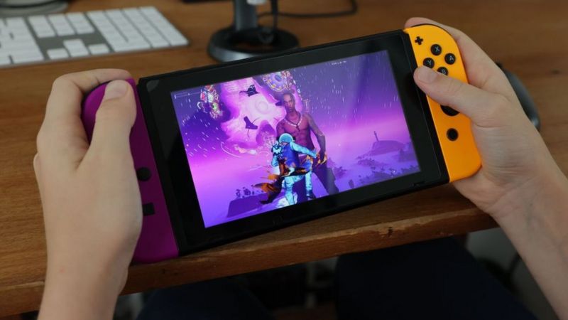 堡垒之夜游戏在虚拟世界里举办演唱会和其他活动吸引许多人参加