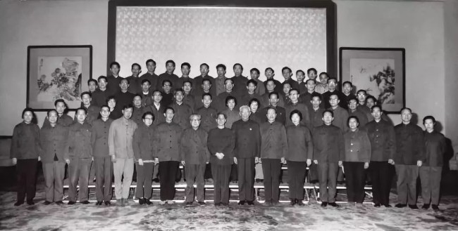 国务院副总理方毅在人民大会堂为首批52名赴美留学生送行