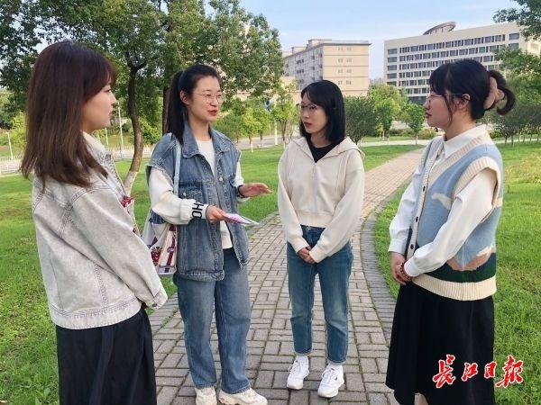 寝室四人在中南财经政法大学校园散步
