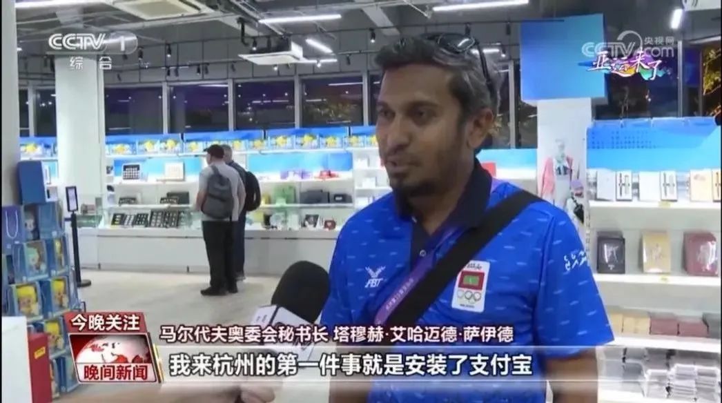 老外真正走进中国生活的第一步，你可以不会扫地，但不能不会扫码