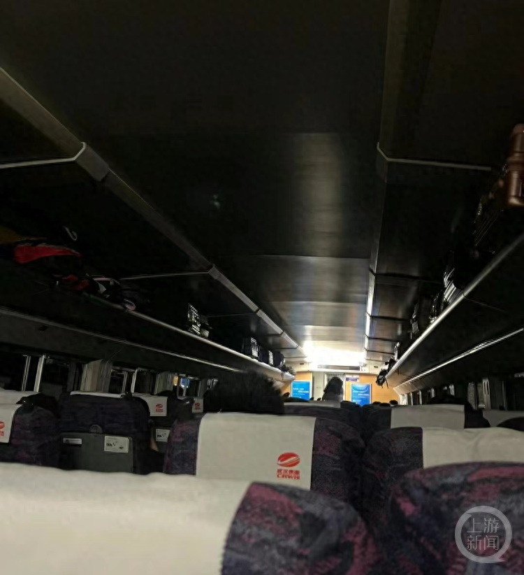 从荆州前往汉口的高铁因为天气原因停车了