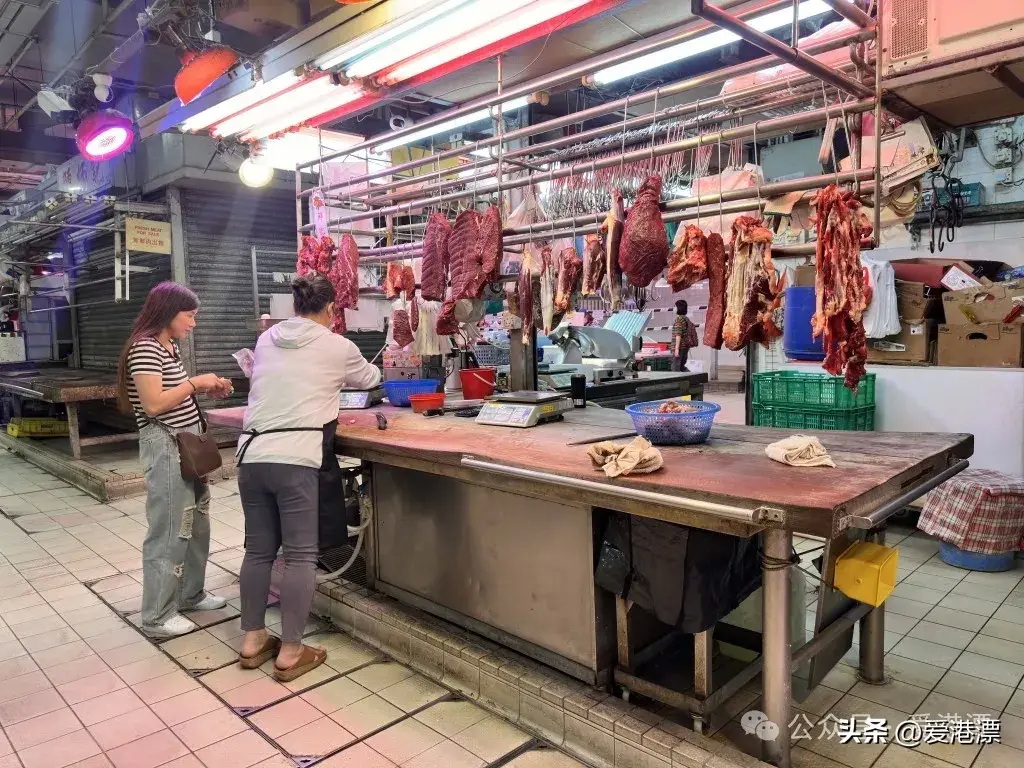 北上购物潮同时也对香港本地的商家造成了冲击