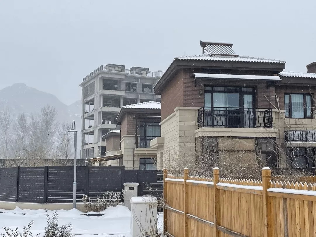 小镇内的无人居住的地产项目