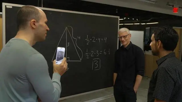 当库珀在黑板上画出身体部位时，ChatGPT 能够瞬间「理解」他所画的内容