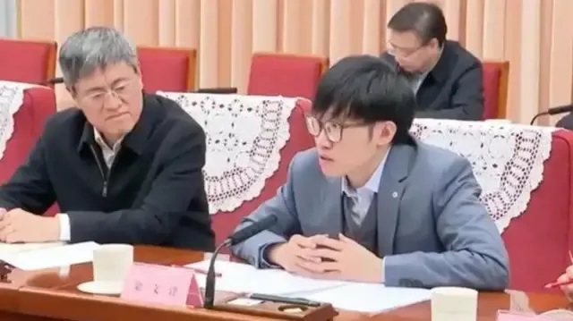 40岁的梁文锋（右）受邀参加中国总理李强主持的座谈会