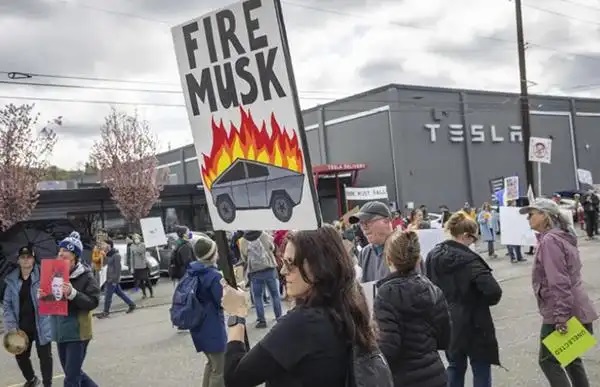 全美多地爆发针对特斯拉及其首席执行官马斯克的抗议活动
