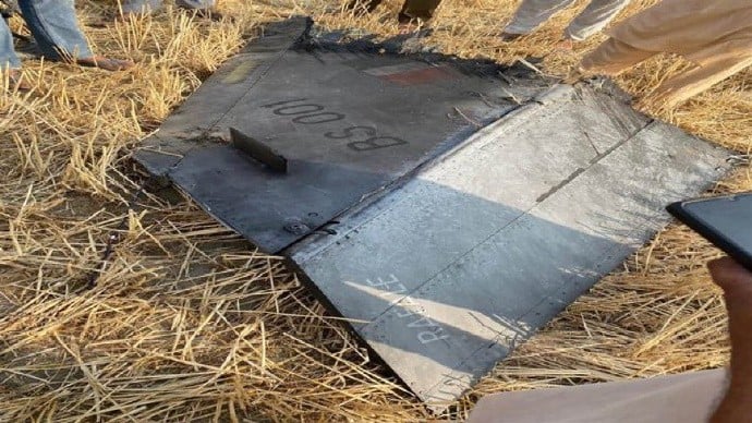 阵风垂尾残骸被当地民众发现