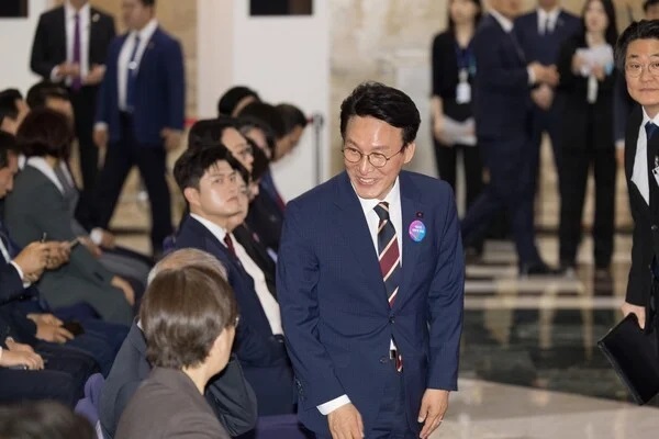 金民锡出席韩国第21任总统就职宣誓仪式