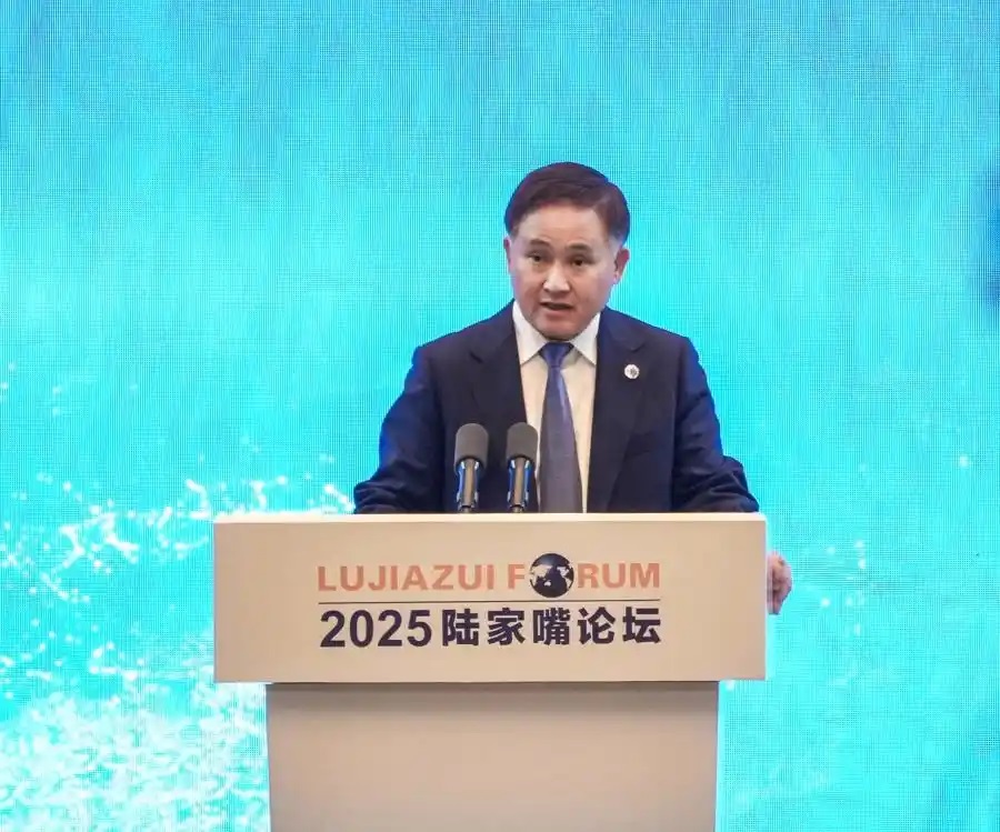 2025陆家嘴论坛今天开幕，中国人民银行行长潘功胜