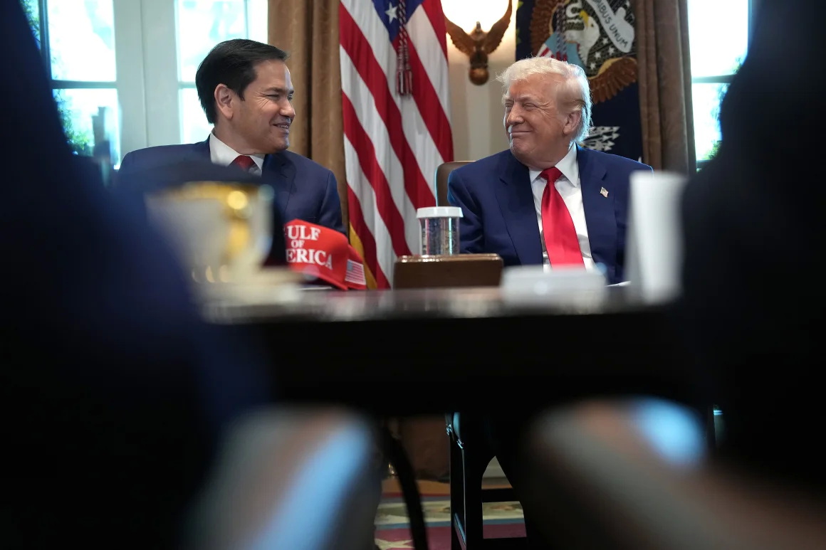 卢比奥和特朗普在白宫参加内阁会议