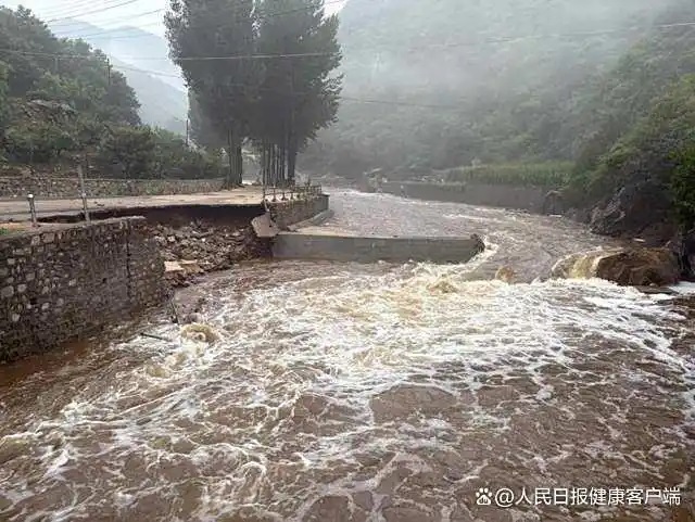7月27日早，从张家坟村回到北京城区的路上，沿途可以见到水势汹涌