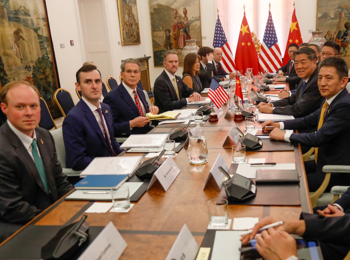 美国财政部长斯科特·贝森特、美国贸易代表杰米森·格里尔、中国国务院副总理何立峰和中国贸易谈判代表李成 ...