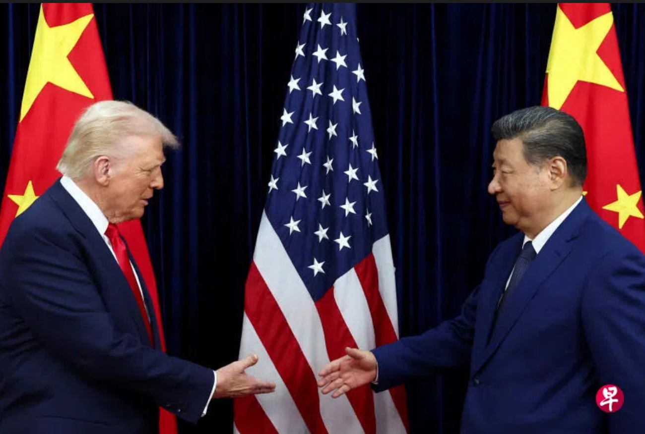美国总统特朗普（左）10月30日在韩国釜山与中国国家主席习近平（右）会面时握手致意 ...