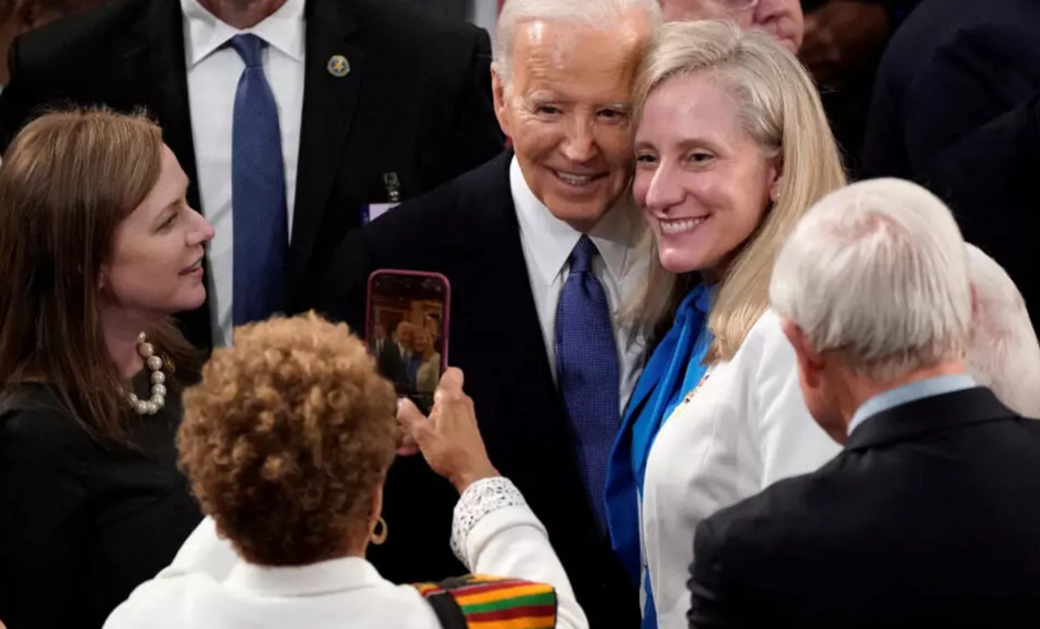 美国总统拜登在国会大厦发表国情咨文后离开时，与美国众议员斯潘伯格合影 ...
