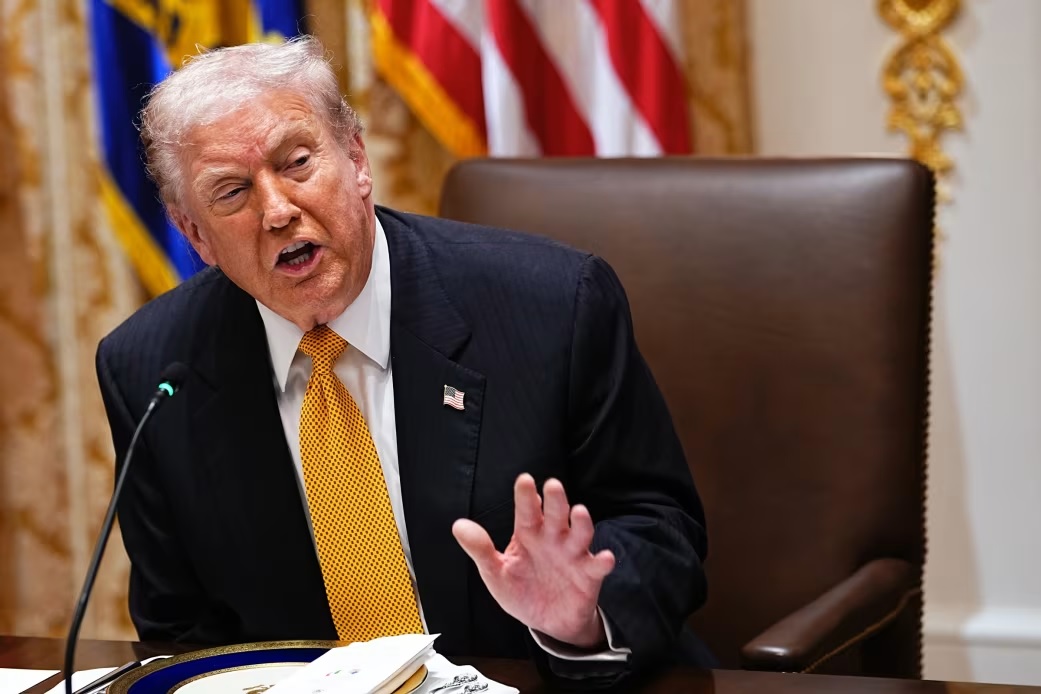 唐纳德·特朗普总统在白宫内阁会议室召开会议