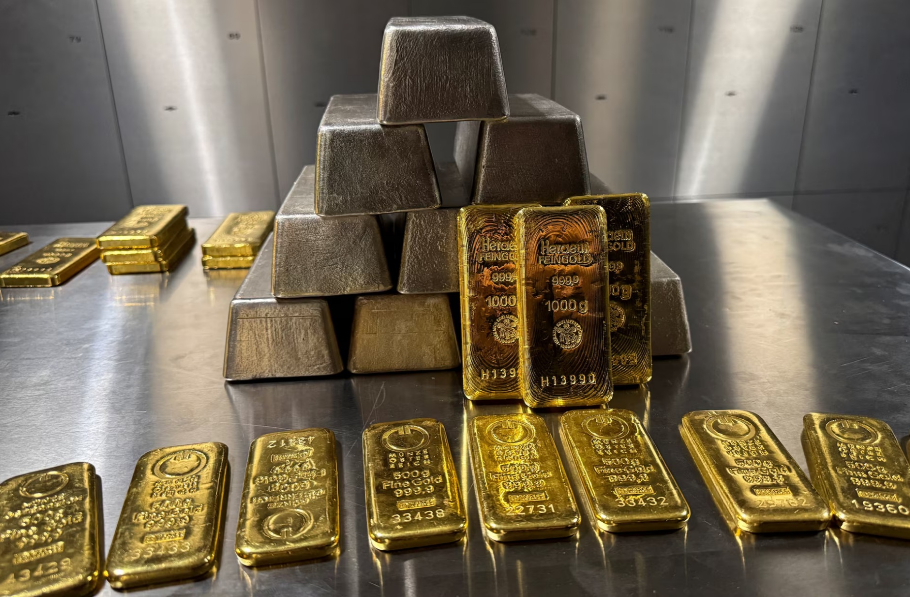 德国慕尼黑Pro Aurum黄金公司保险库的保险箱内堆放着金条和银条