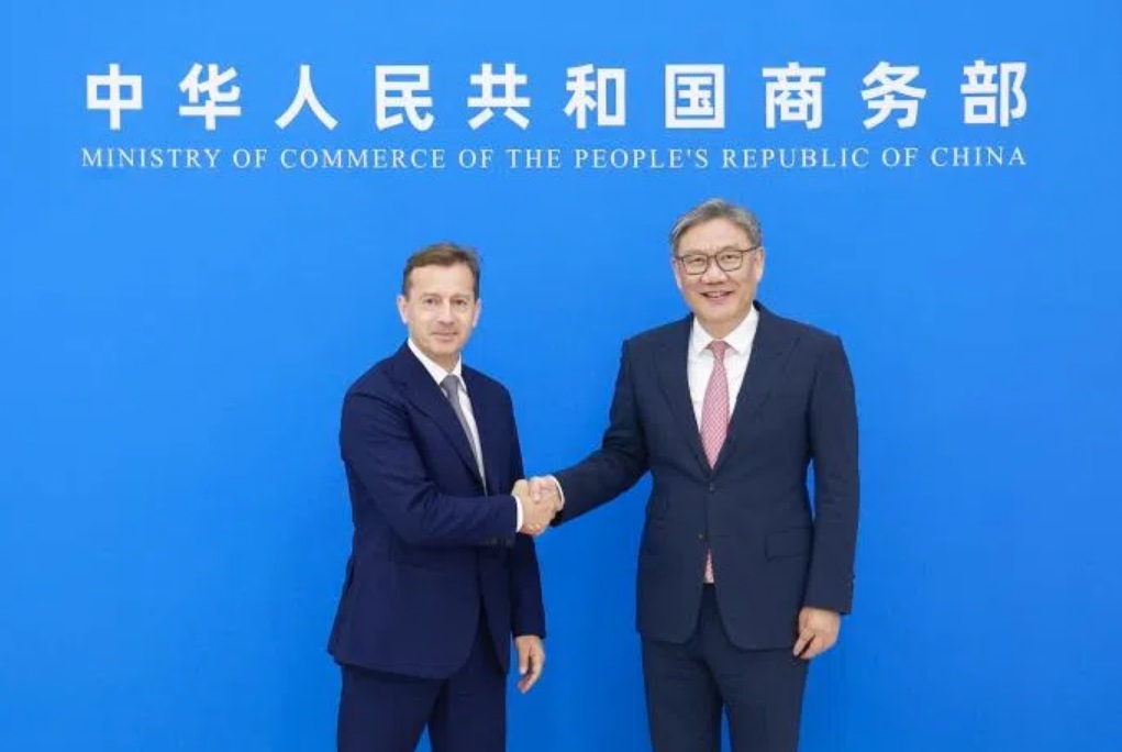 中国商务部长王文涛（右）4月23日在北京会见空客公司首席执行官傅里（Guillaume Faury） ... ...