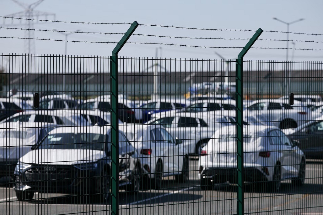 2025年4月2日，在德国埃姆登，埃姆斯河入北海河口附近，大众汽车集团计划出口到美国的汽车被围栏隔开 ...